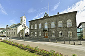 Place "Austurvöllur" - L'Église luthérienne et le Parlement d'Islande, bâtiment qui abrite "l'Althing" - Reykjavik - Islande