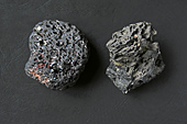 Morceaux de lave basaltique - Roche magmatique volcanique en fusion issue d'un magma refroidi rapidement - Islande