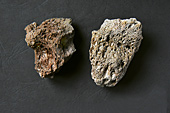 Morceaux de lave ponce - La pierre ponce est une roche volcanique poreuse de faible densité inférieure à "1", ce qui lui permet de flotter à la surface de l'eau - Islande