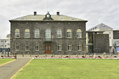 Place "Austurvöllur" - Le Parlement d'Islande, bâtiment qui abrite "l'Althing" - Reykjavik - Islande