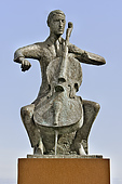 Sculpture du violoncelliste "Erling Blondal Bengtsson" devant "Harpa" réalisée par "Olof Palsdotti" - Reykjavik - Islande