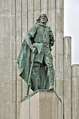 Statue de "Leifur Erikson", fils "d'Erik le rouge" devant l'église "Hallgrímskirkja" - Reykjavik - Islande