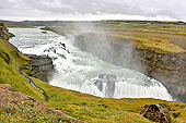 Chute d'eau de "Gullfoss", en français "Chutes dorées", double chute haute de 32 mètres - Islande