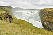 Chute d'eau de "Gullfoss", en français "Chutes dorées", double chute haute de 32 mètres - Islande