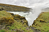 Chute d'eau de "Gullfoss", en français "Chutes dorées", double chute haute de 32 mètres - Islande