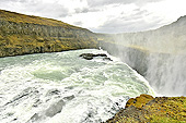 Chute d'eau de "Gullfoss", en français "Chutes dorées", double chute haute de 32 mètres - Islande