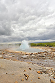 Site géothermique de "Geysir" - Éruption du petit geyser "Strokkur" (1/3) - Islande
