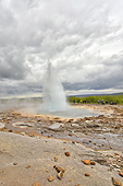 Site géothermique de "Geysir" - Éruption du petit geyser "Strokkur" (2/3) - Islande