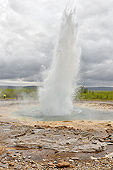 Site géothermique de "Geysir" - Éruption du petit geyser "Strokkur" - Islande