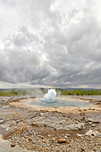 Site géothermique de "Geysir" - Éruption du petit geyser "Strokkur" (1/3) - Islande