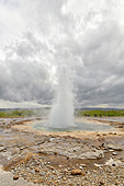 Site géothermique de "Geysir" - Éruption du petit geyser "Strokkur" (2/3) - Islande