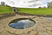 Bassin circulaire alimenté par une source chaude. le "Snorralaug" (bassin de Snorri Sturluson) - Islande