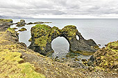 Péninsule de "Snæfellsnes" - "Gatklettur", grand arc rocheux naturel sur la mer - Falaises de "Lóndrangar" - Islande