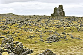 En route à travers les champs de lave vers la plage de "Djúpalónssandur" - Islande