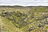 En route à travers les champs de lave vers la plage de "Djúpalónssandur", dans le ravin la lagune "Djúpalón" - Islande