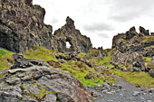 En route à travers les champs de lave vers la plage de "Djúpalónssandur" - Islande
