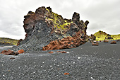 Rocher sur la plage de sable noir de "Djúpalónssandur" - Islande
