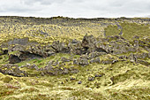 En route à travers les champs de lave vers la plage de "Djúpalónssandur" - Islande