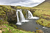 Petite cascade, le "Kirkjuffellsfoss" au pied du mont "Kirkjufell", (Surnommé l'église) - Islande