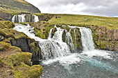 Petite cascade, le "Kirkjuffellsfoss" au pied du mont "Kirkjufell", (Surnommé l'église) - Islande