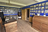 Ferme / Musée de Glaumbær - Bureau / Chambre d'amis (1879) avec les portraits des personnalités de "Skagafjörõur" - Islande
