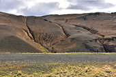 Coulée de lave sur la route du col de "Namaskard" dans un paysage lunaire - Solfatares de Námafjall - Islande