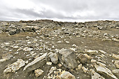 Marche à travers des champs de lave vers la chute d'eau de "Dettifoss" - Islande