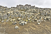 Marche à travers des champs de lave vers la chute d'eau de "Dettifoss" - Islande