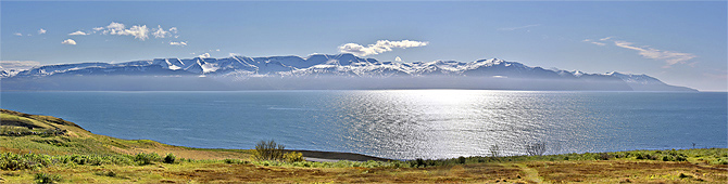 Montagnes sur le lac "Myvatn" (le lac des mouches) - Islande
