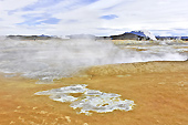 Marmite d’eau et de boue bouillonnante à 100°C avec des vapeurs d’hydrogène sulfuré - Solfatares de "Námafjall" - Islande