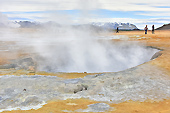 Marmite d’eau et de boue bouillonnante à 100°C avec des vapeurs d’hydrogène sulfuré - Solfatares de "Námafjall" - Islande