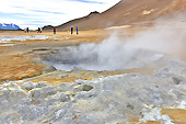 Marmite d’eau et de boue bouillonnante à 100°C avec des vapeurs d’hydrogène sulfuré - Solfatares de "Námafjall" - Islande