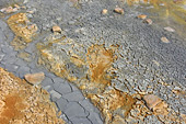 Dépôts colorés de soufre qui parsèment le sol - Solfatares de "Námafjall" - Islande