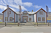 L'ancien hôpital français rénové en hôtel et en centre culturel français avec la participation de la ville de "Paimpol" - Village de "Faskrudsfjordur" - Islande