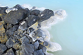 Détail de la silice et minéraux sur les rochers - Blue Lagoon, "Bláa Lónid" en islandais, nom d'une station thermale - Islande