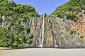 Cascade Niagara - Chute d'eau formée par les eaux de la Rivière de Sainte Suzanne. - Hauteur d'environ 25 m - La Réunion