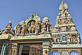Détails des divinités indiennes qui y sont représentées: Agni, Shiva, Ganesh, etc. - Temple Tamoul du Colosse - La Réunion