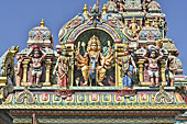 Détails des divinités indiennes qui y sont représentées: Agni, Shiva, Ganesh, etc. - Temple Tamoul du Colosse - La Réunion