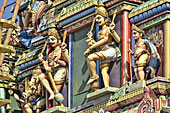 Détails des divinités indiennes qui y sont représentées: Agni, Shiva, Ganesh, etc. - Temple Tamoul du Colosse - La Réunion
