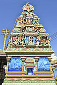 Détails des divinités indiennes qui y sont représentées: Agni, Shiva, Ganesh, etc. - Temple Tamoul du Colosse - La Réunion