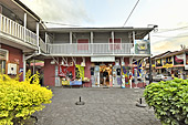 Magasin de souvenirs sur une petite place à Hell Bourg - La Réunion