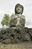 Statue en lave face à l'église "Notre-Dame-des-Laves" - La Réunion