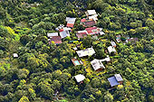 Village au fond de la vallée encaissée de la rivière des "Remparts" - La Réunion