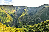Village au fond de la vallée encaissée de la rivière des "Remparts" - La Réunion