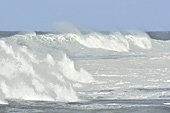 Vagues se fracassant sur la plage de Terre Sainte - La Réunion