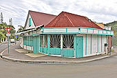 Maison créole colorée dans le village d'Entre Deux - La Réunion