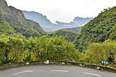 Sur la route aux 422 virages et 3 étroits tunnels en direction du cirque de Cilaos - La Réunion
