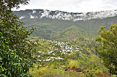 Le village de Cilaos au fond de la vallée - La Réunion