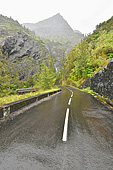 Sur la route aux 422 virages et 3 étroits tunnels en direction du cirque de Cilaos - La Réunion
