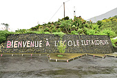Peinture "Bienvenue à l'école Ilet à Cordes" sur un mur - La Réunion